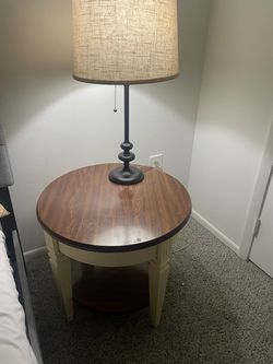 Wood round table w/lamp