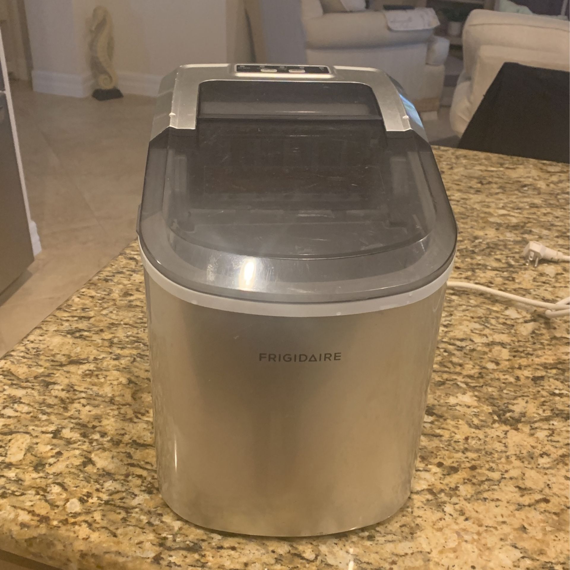 Frigidaire Portable Ice Maker. for Sale in Fort Myers, FL OfferUp