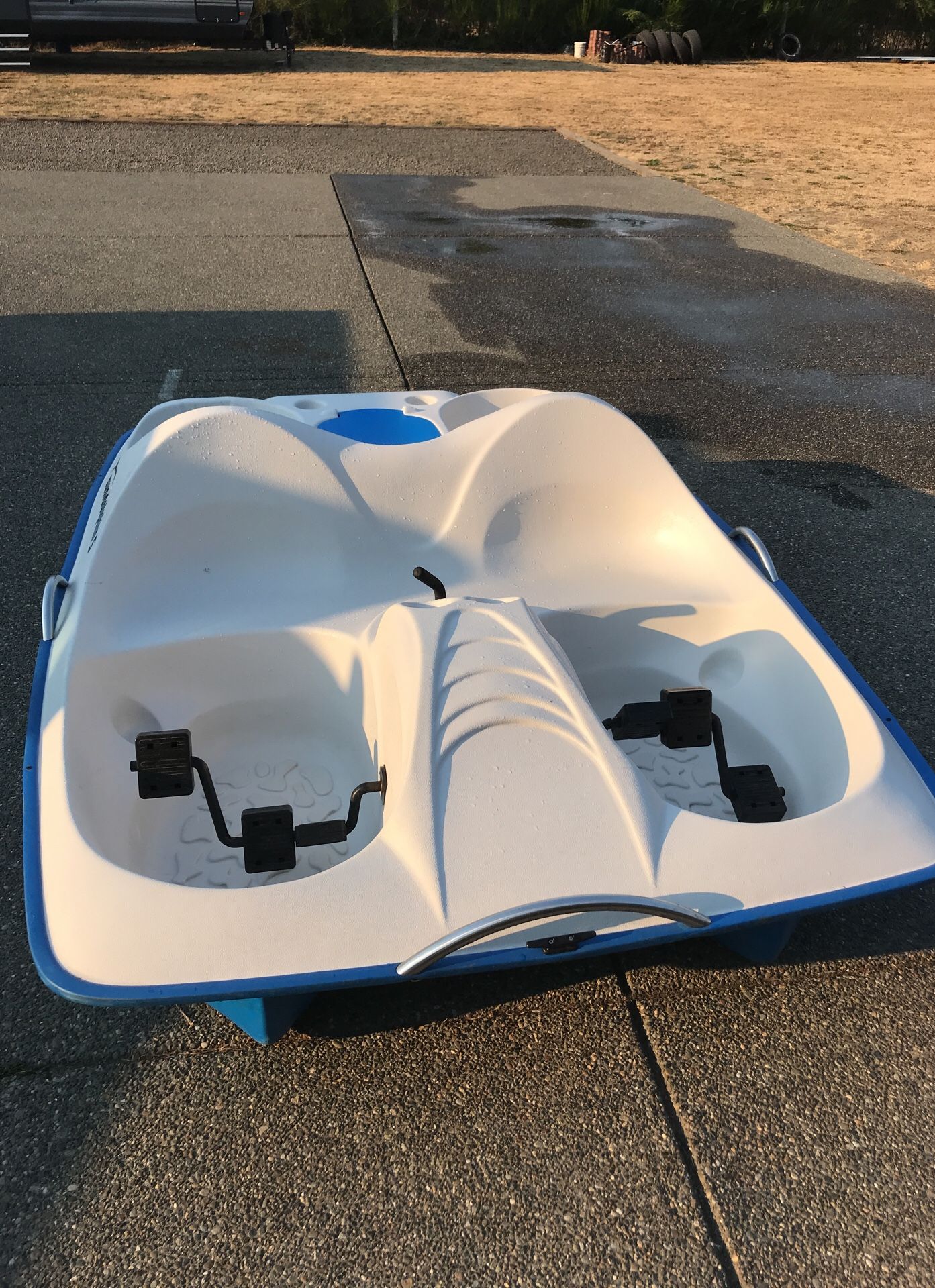 Sun dolphin 5. Paddle/pedal boat
