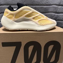 Yeezy 700 V3 Size 6 New $180