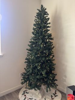 7.5ft Pre-Lit Christmas Tree.