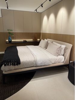 Poliform Luxury Mattress – New Condition Showroom Display – King Size – $950