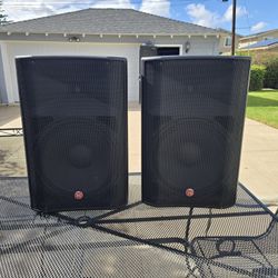 2 Harbinger 
VâRi
Series 
V2215
Powered Loudspeaker 