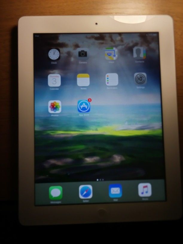 Apple iPad 3 With Zippered Black Leather Case and Charging Cable