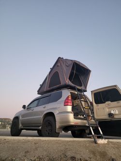 Clam shell SUV/Car roof top tent