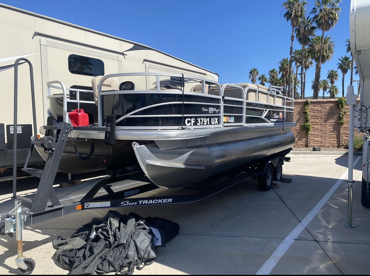 2019 Suntracker Fish n barge