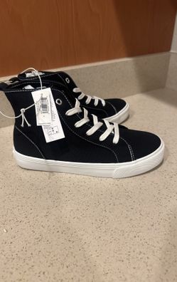 NWT Canvas sneakers Big kid Size 4 2 Pair For $20