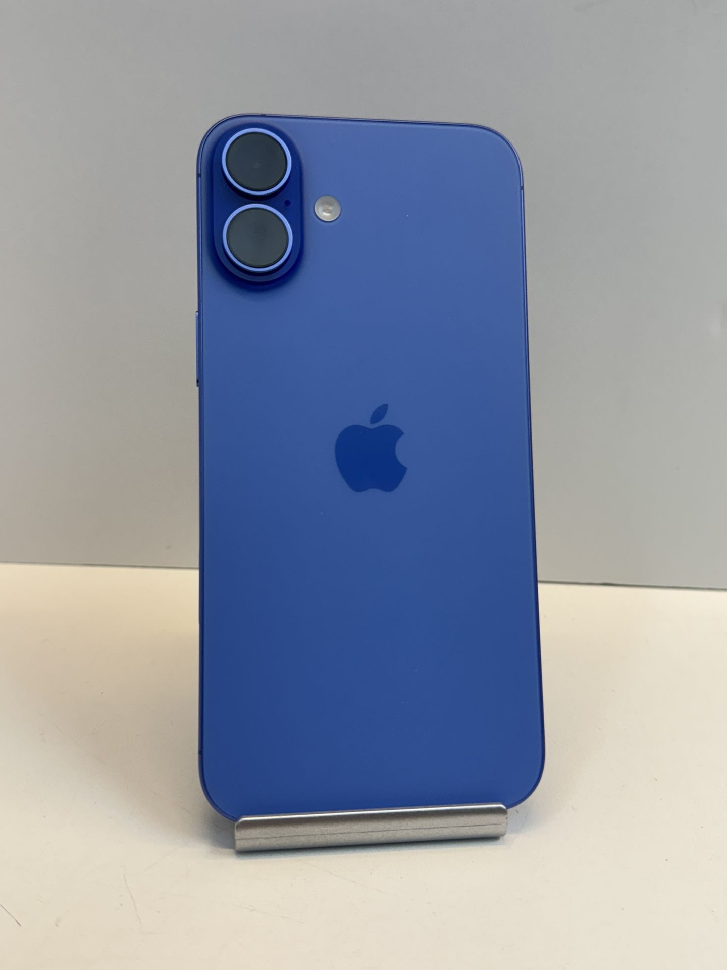 Apple iPhone 16 PLUS 128gb. ( Unlocked Cellphone )