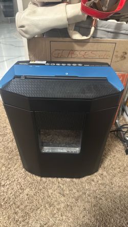 This is a Royal 805MC 8-sheet microcut paper shredder