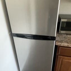 Apartment Size Refrigerator 