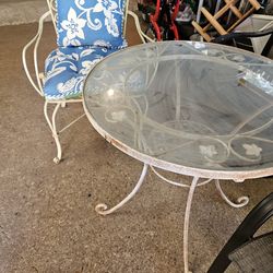 Mesa con una silla, o tengo otras sillas poquito diferentes