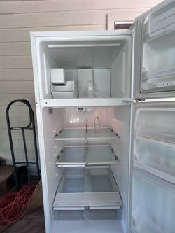 GE top freezer Refrigerator with ICE Maker