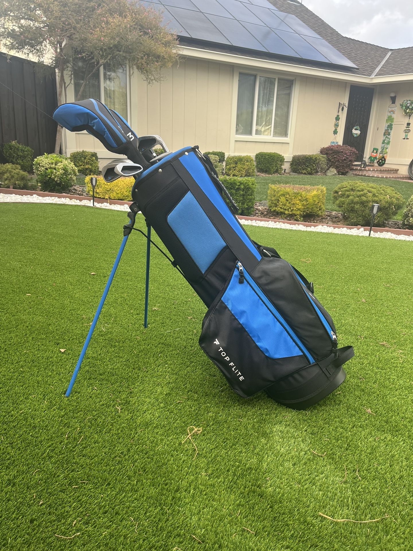 TOP FLIGHT GOLF CLUBS WITH BAG,…W, 6 IRON, 7 IRON, 8 IRON, 9 IRON, HYBRID, 3 WOOD, DRIVER