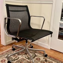 Eames Aluminum Desk Chair, Model EA335 (2009) Made by Herman Miller