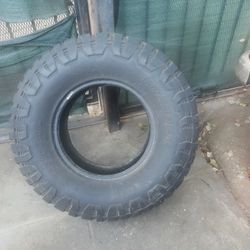 Tires LT285 /75R 16