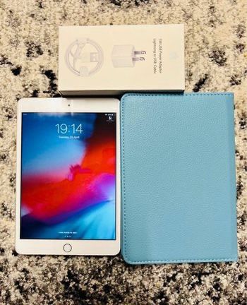 Apple iPad Mini 3 Excellent Condition With FREE Case and Charger