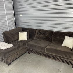 Ashley furniture Plush Sectional W/ RH Chaise 🚛 Free Delivery