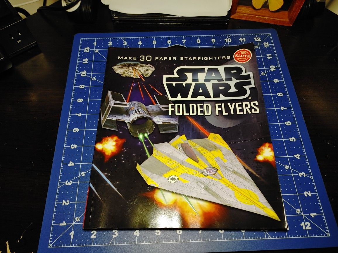 Star Wars Folded Flyers - Paper Airplane Book - 30 Paper Starfighters