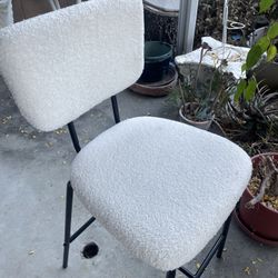 4 White Chairs 