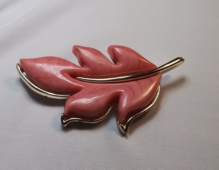 Vintage 1975 Sarah Coventry Autumn Splender Marbled Pink Leaf w/ Gold Tone Pin