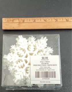 SNOWFLAKES BOX OF 24 PLASTIC ONES. NEW ASKING $5;for the box