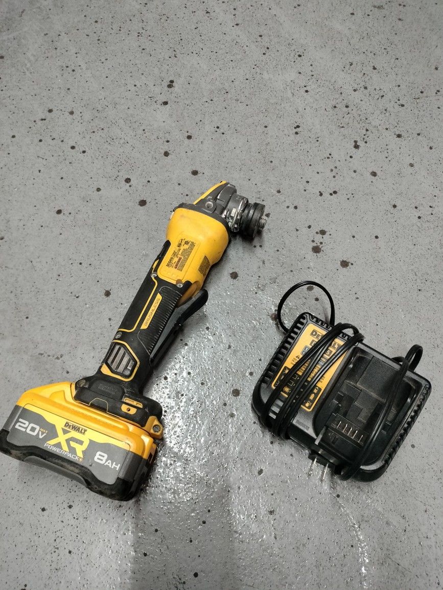 DEWALT 20V MAX 4 1/2in - 5in Angle Grinder with FLEXVOLT ADVANTAGE 8ah Battery and Charger