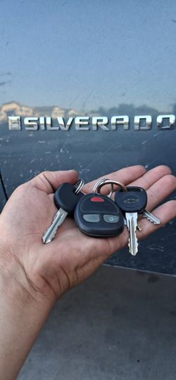 Car Keys And Remotes  / Llaves De Carro Y Controlles