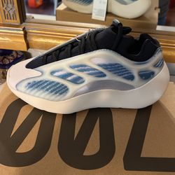 Yeezy 700 V3 Sz 5 Men