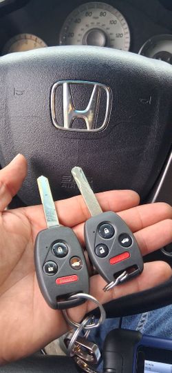 Car Keys And Remotes  / Llaves De Carro Y Controlles