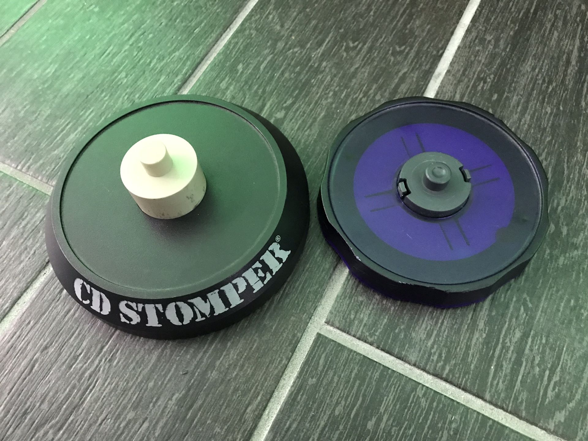Cd stomper for labeling cds