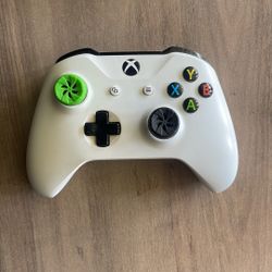  Xbox One Controllers