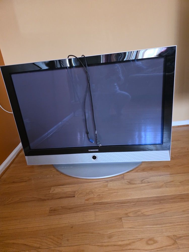 Samsung flat screen TV in good condition
