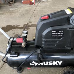 Husky 8 Gallon’s Air Comprsor Good Condition 