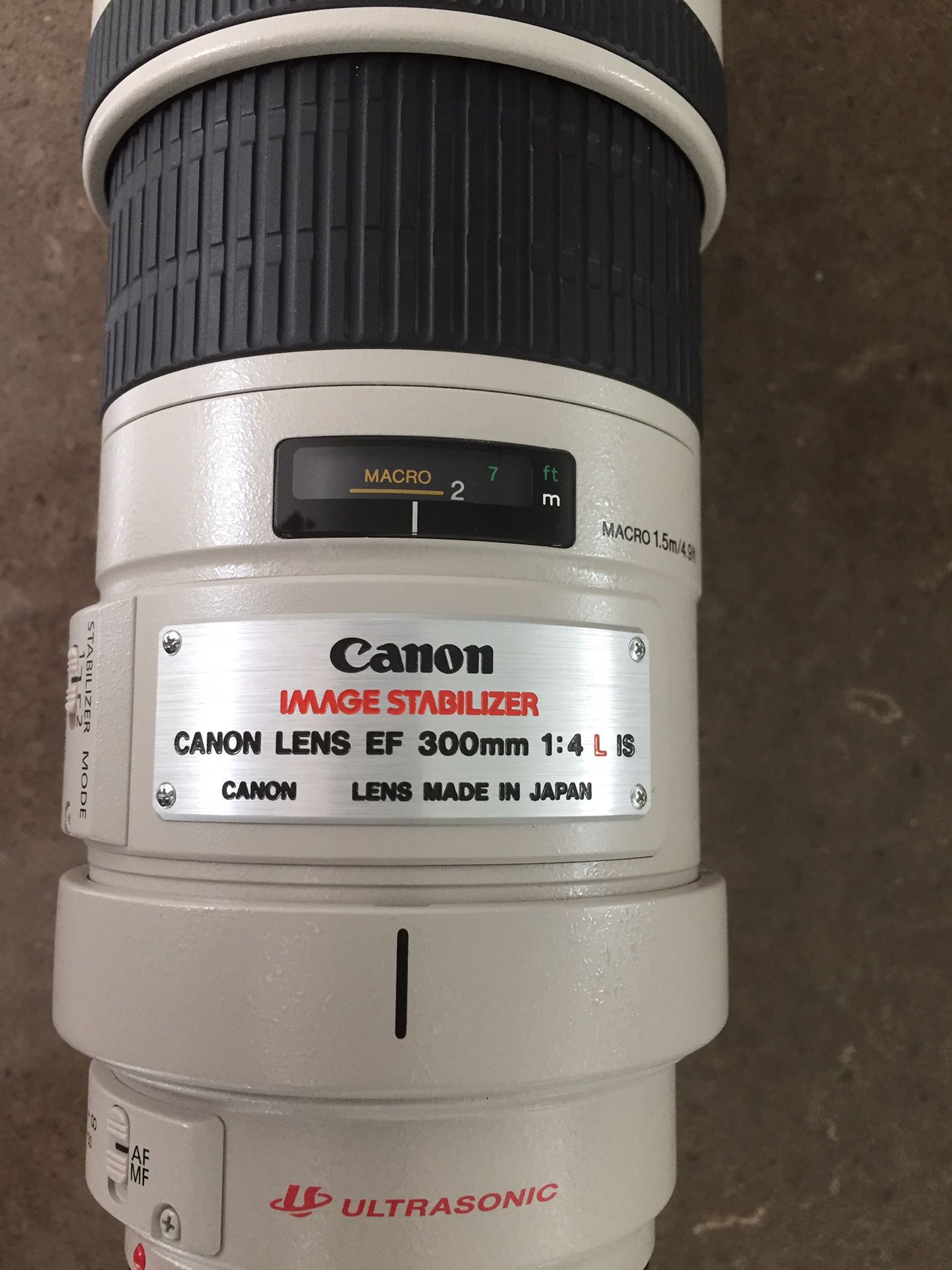 Canon 300mm F4.0 IS Lens - Pristine