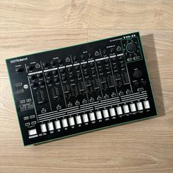 Roland Aira TR-8 Rhythm Performer Drum Machine