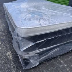 Queen mattress pillow top set with box spring (2pc - new) 