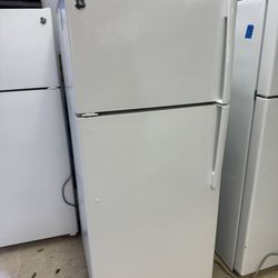 GE top-freezer refrigerator.  -18.2 cu - Excellent Condition