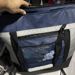 Large igloo bag  In great conditions 
