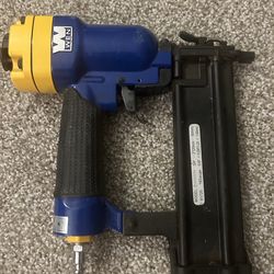 WEN 18-Gauge Pneumatic Brad Nailer (Model 61720).
