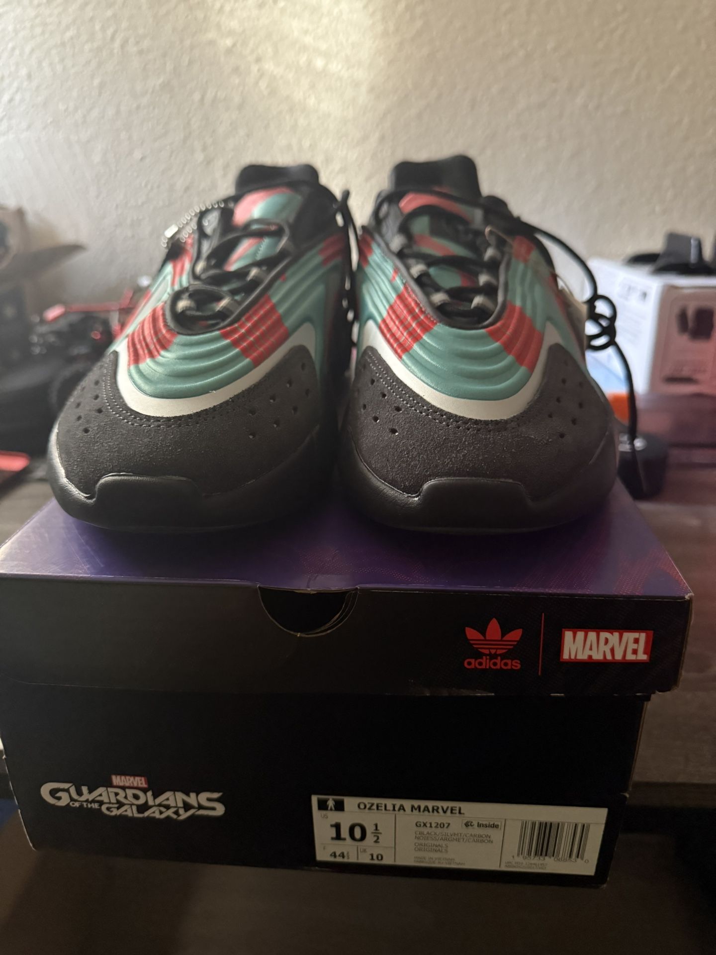Adidas OZELIA MARVEL Size 10.5