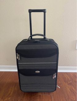 PIERRE CARDIN CARRY ON LUGGAGE EXCELLENT CONDITION