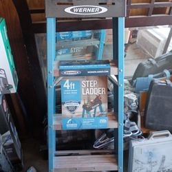 Werner 4 Ft Step Ladder 8 Ft Max Reach Fiberglass