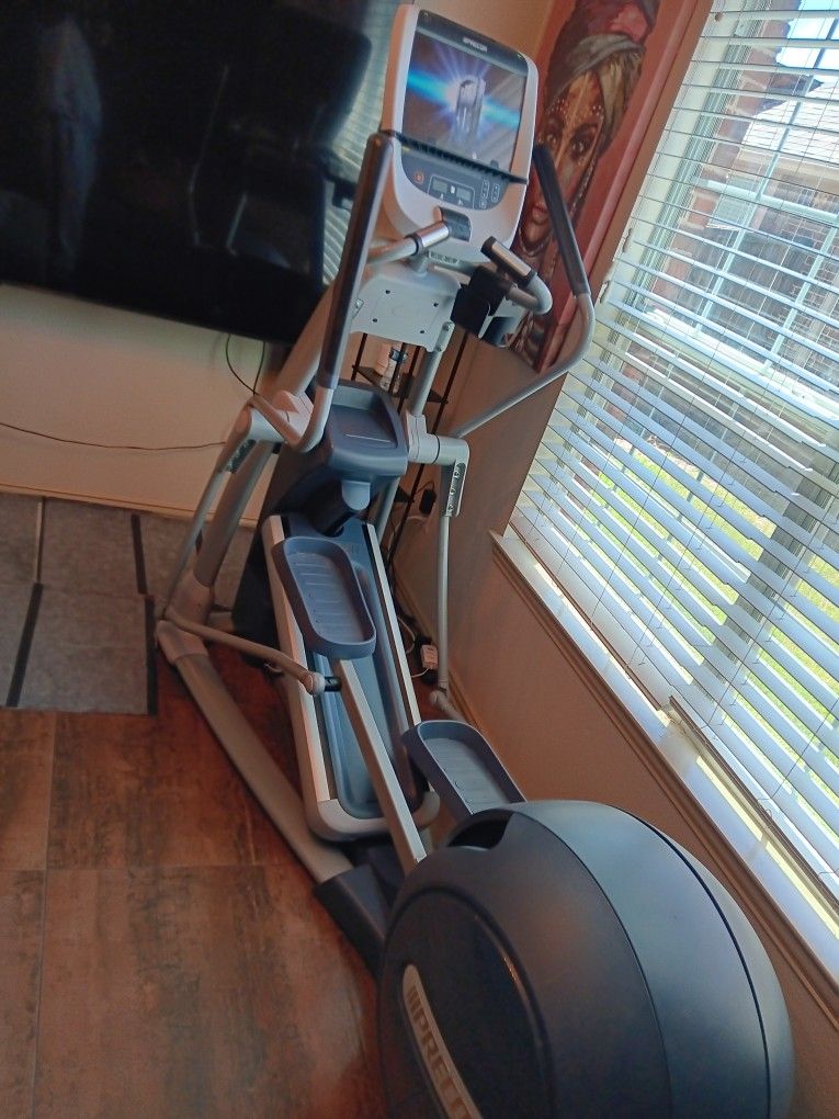 Precor EFX 835 w/P30 Console Elliptical CrossTrainer