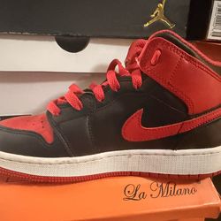 Air Jordan 1 Mid in a black/red