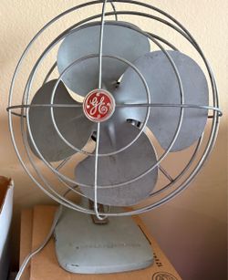 Vintage General Electric Metal Oscillating Tabletop Working 12" Fan