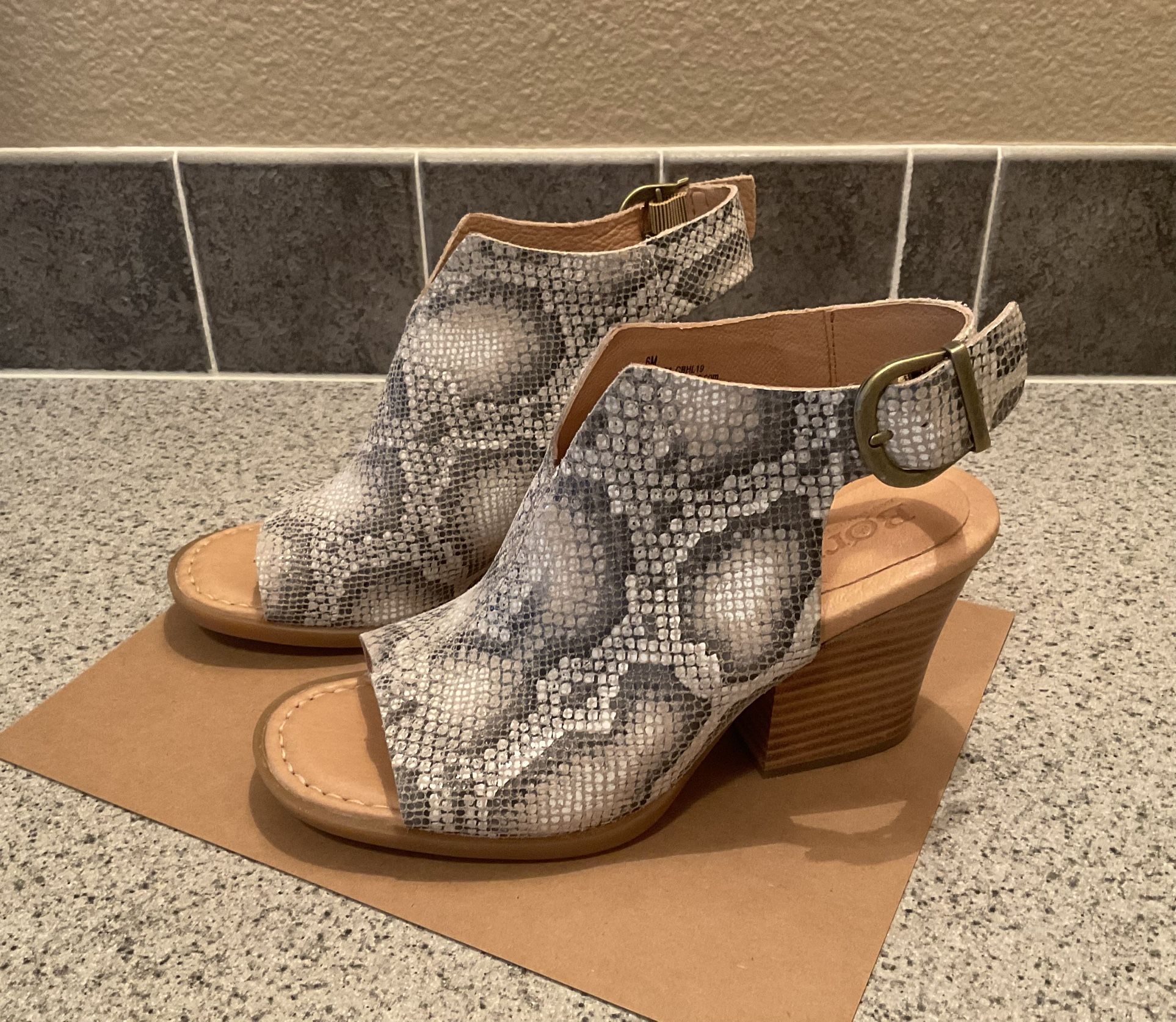 NEW!!! Born LEATHER Moraine White Snake Sandals