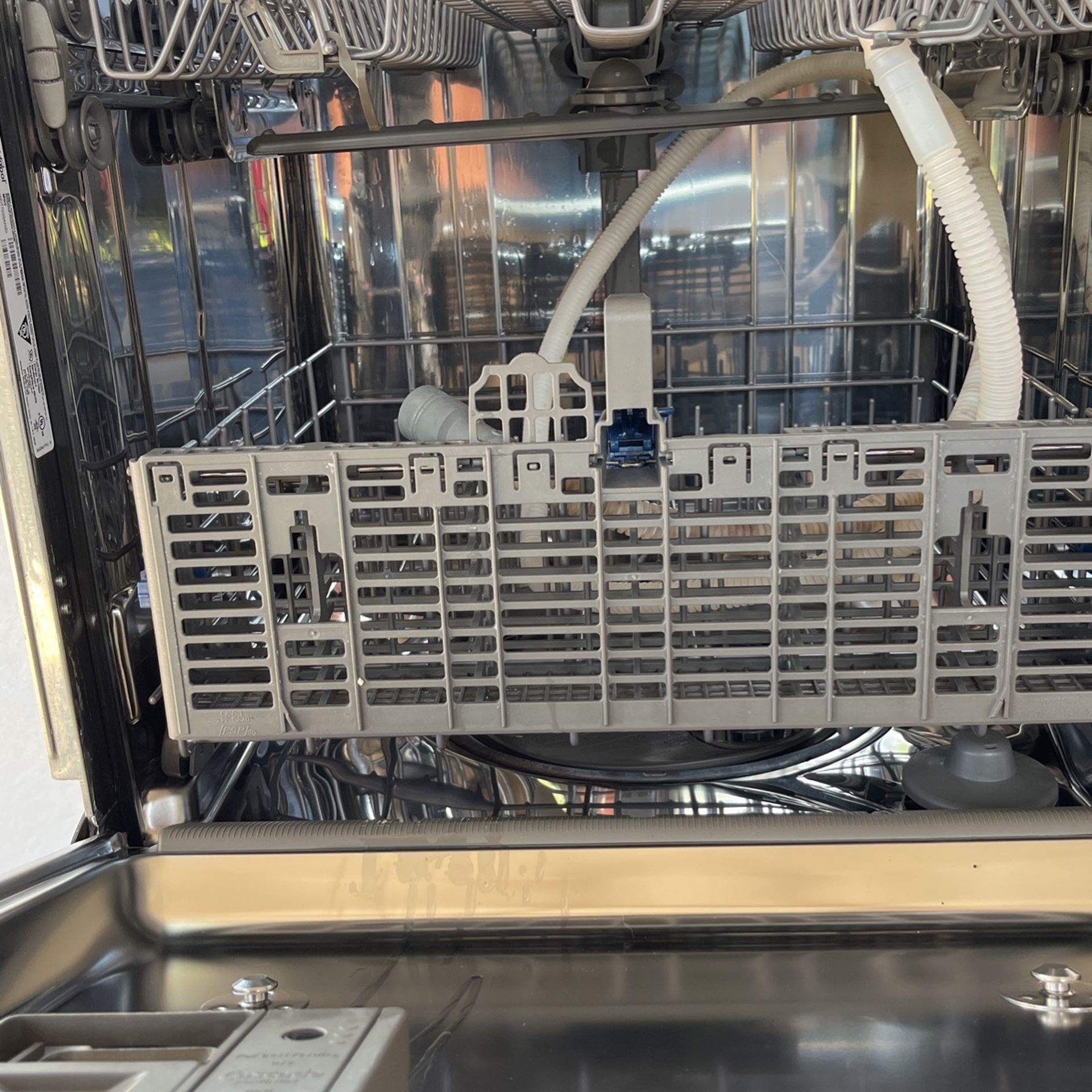 Dishwasher Whirlpool for Sale in Elk Grove Village, IL OfferUp