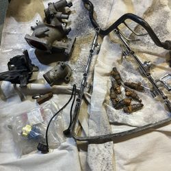 5.4 L Triton V8 Fuel Rail , Injectors , And Misc.