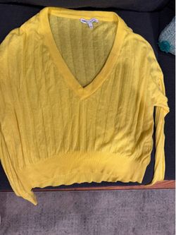 Express x Olivia Culpo Yellow Ribbed Knit V‑Neck Top – Size L