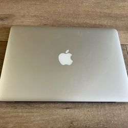 Apple MacBook Pro 13" in Silver Works Perfectly !